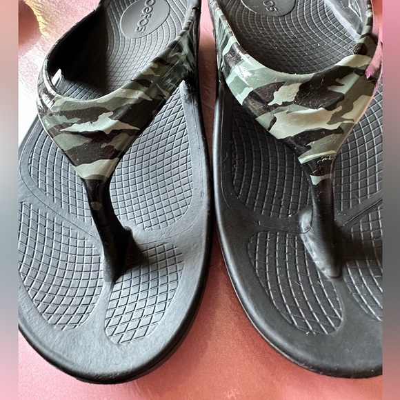 OOFOS Sandal OOlala Luxe Sandal - Patent Technology for feet! Green camo… - Picture 3 of 9